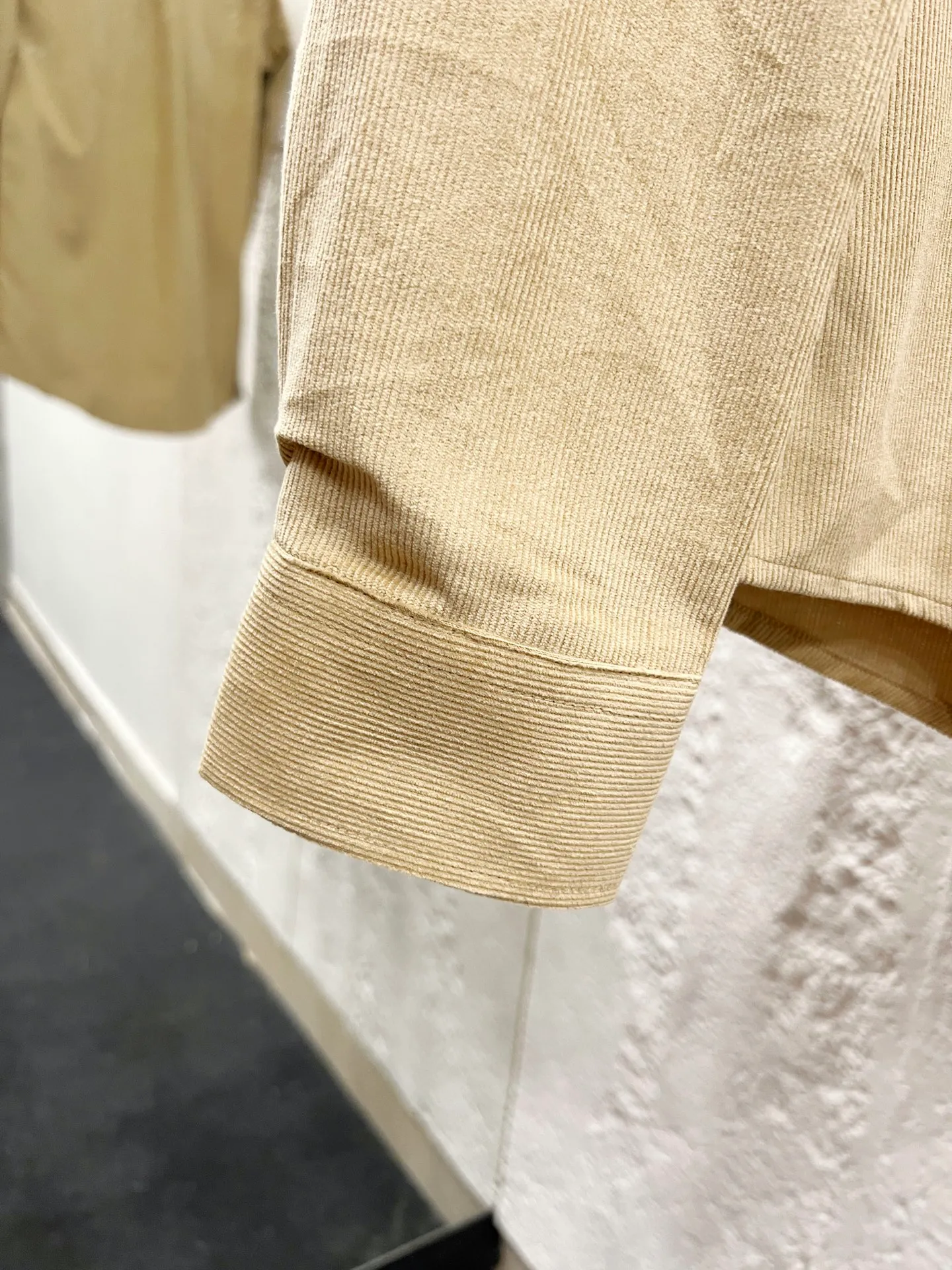 P230 Style number: T61 pure cotton corduroy shirt, black, navy, white, khaki, four colors Size: M (110-125 pounds) L (125-140 pounds) XL (140-155 pounds) 2XL (155-170 pounds) Color: Khaki